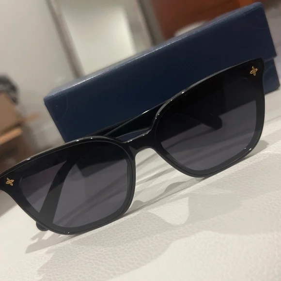 Authentic Louis Vuitton sunglasses - Picture 1 of 5
